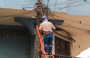 Desmontaje de cables en desuso en la ciudad