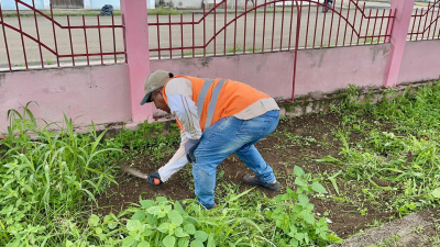 Realizamos trabajos de limpieza y poda en el parque de la Cdla. Parrales y Guale