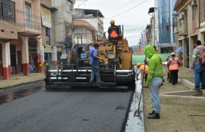 Colocación de carpeta asfáltica en el centro de la ciudad
