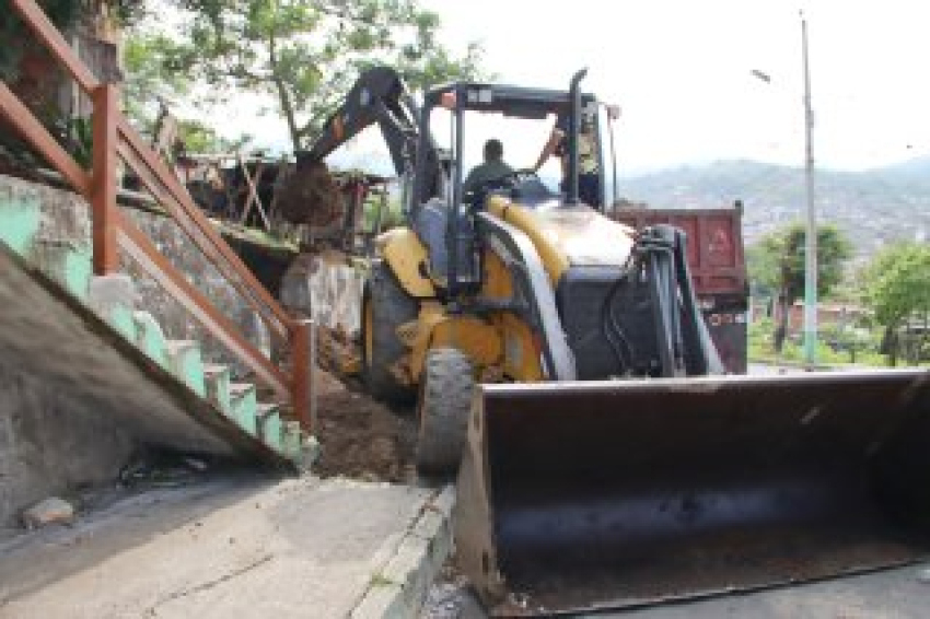 Se inició la reconstrucción del muro en la calle Macará