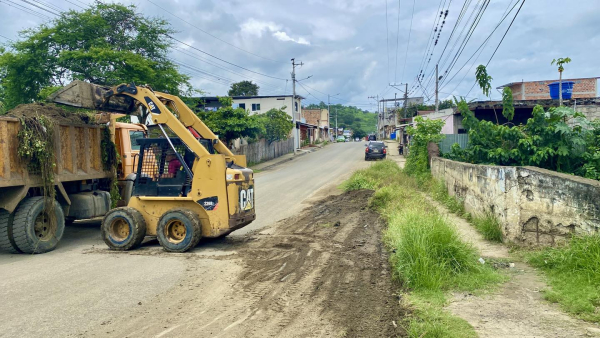 Desbroce de maleza en el puente de la ciudadela Luis Bustamante