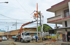 Cambio de postes y tendido eléctrico en la ciudad