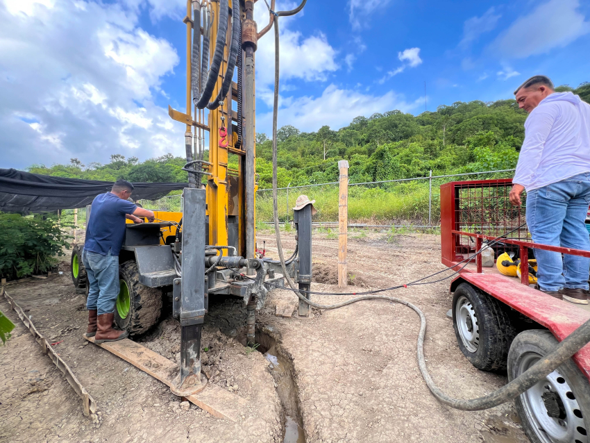 Primer pozo perforado por nuestra maquinaria ¡Encontramos agua!