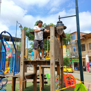 Instalación de juegos infantiles en parque Simón Bolívar