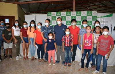 Entrega de lentes a niños y jóvenes del cantón