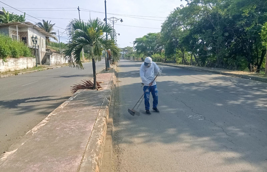 Área de Residuos Sólidos ejecuta poda y limpieza de áreas en varios sectores del cantón.