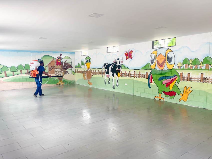 Jornada de fumigación entro de Rehabilitación Física Municipal de Jipijapa