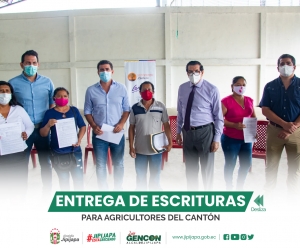 Entrega de escrituras a los agricultores del cantón
