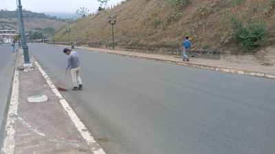 Personal de Residuos Sólidos realiza jornada de limpieza en la Av. de los Chóferes